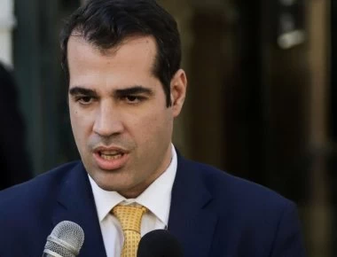 Επίσκεψη «αστραπή»: Ο Θάνος Πλεύρης πήγε στα Εξάρχεια και τράβηξε προεκλογικό βίντεο